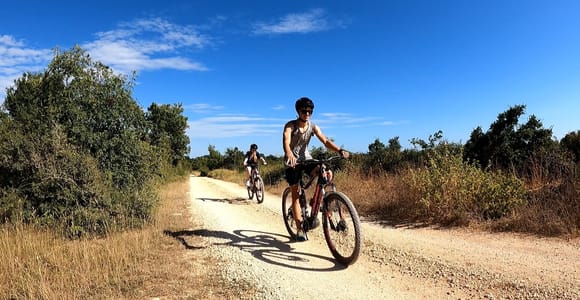 Pula-Vodnjan-Rovinj: E-Bike-Schwimmen und Festungstour