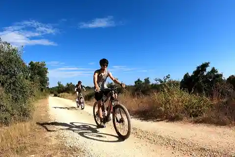 Pula-Vodnjan-Rovinj : Excursion en E-Bike à la nage et dans les forteresses