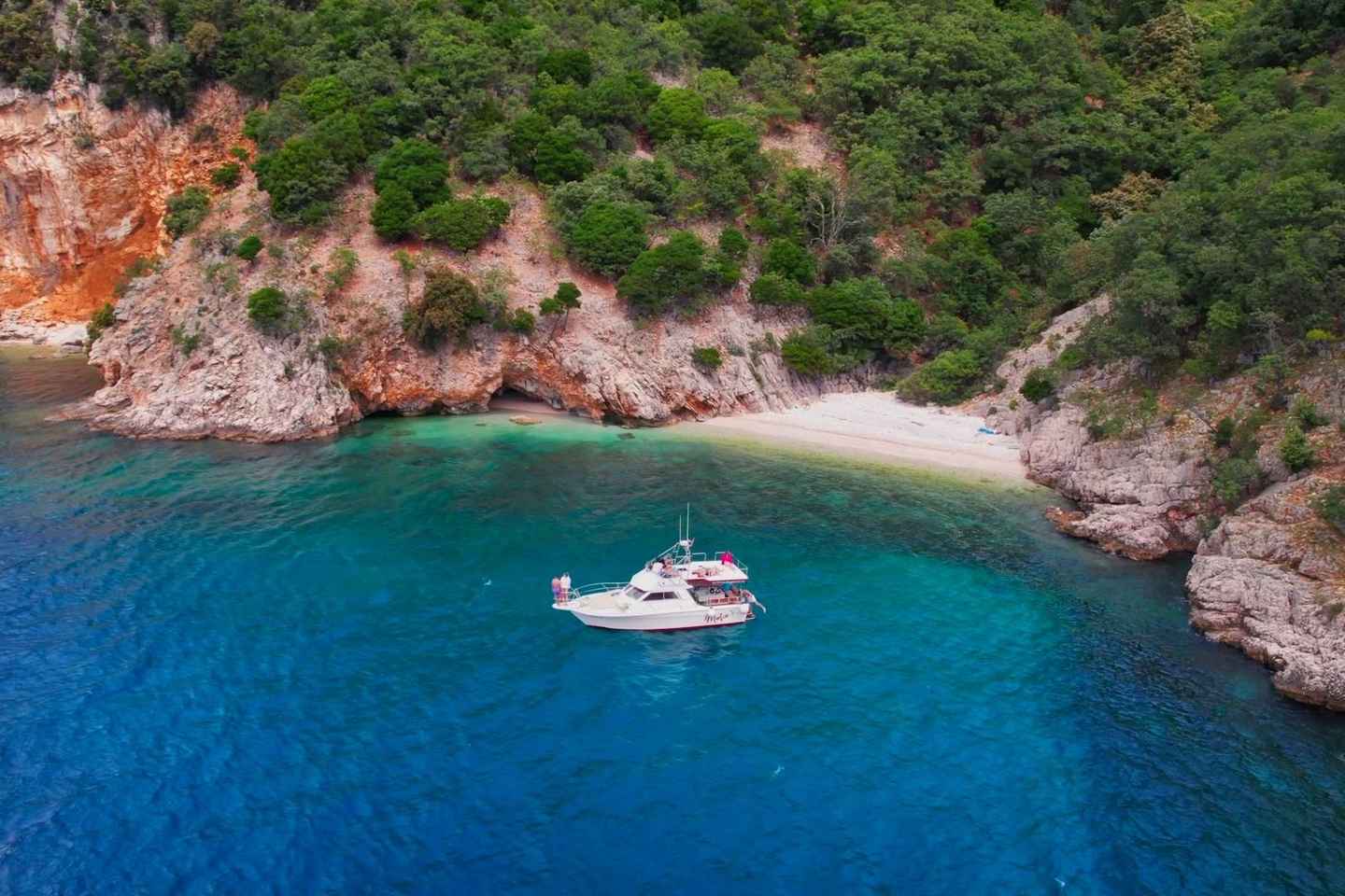 探索克雷斯岛隐秘海滩船游之旅