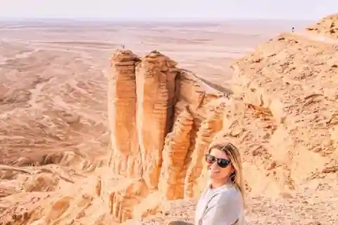 Riyadh: Private Edge of the World & Camel Trail mit Mittagessen