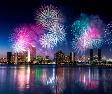 Oahu: Waikiki Friday Fireworks Cruise with Snacks and Drinks