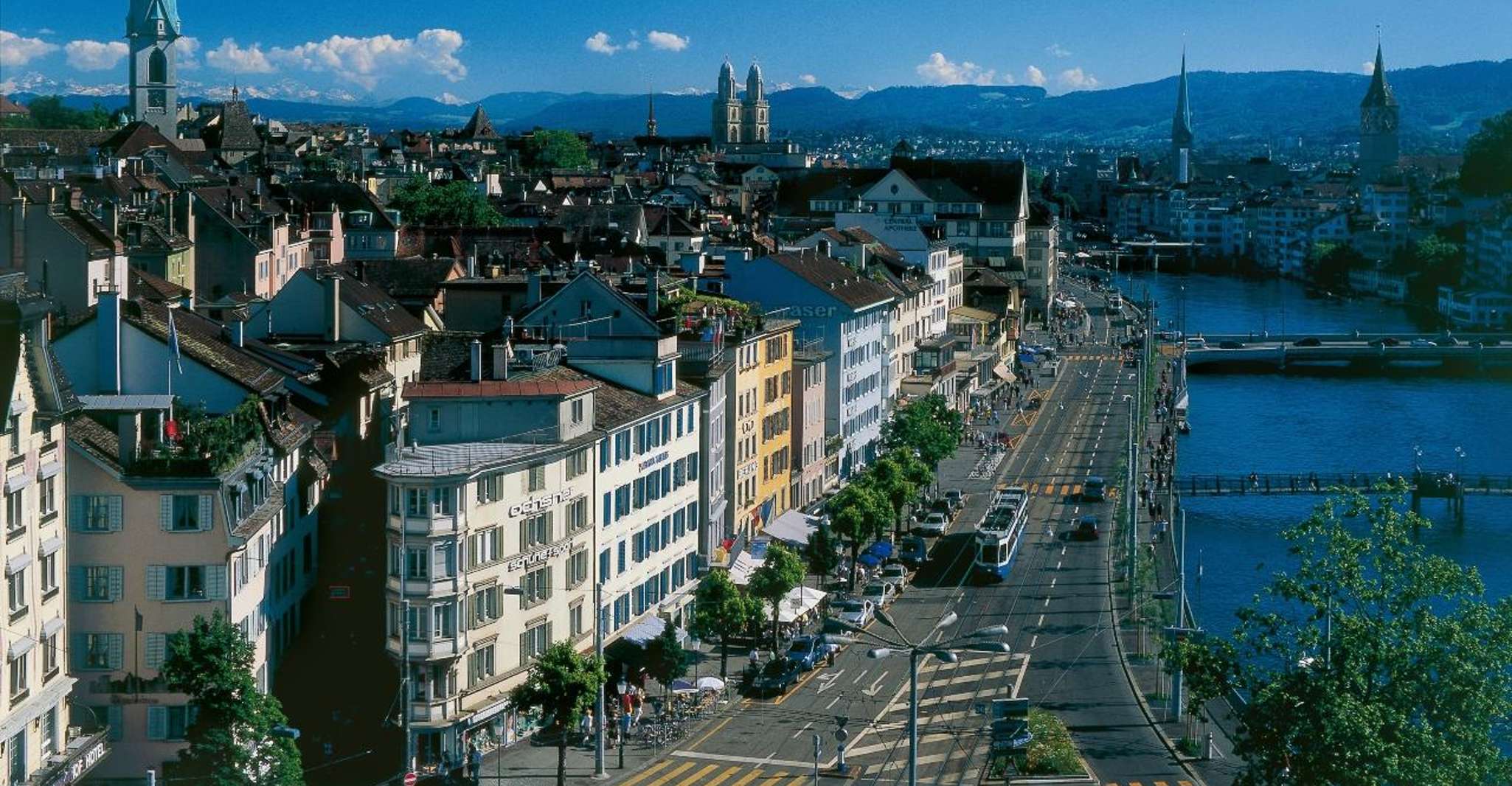 Zurich, Tour en bus avec Audio Guide et Lake Cruise - Hizvo