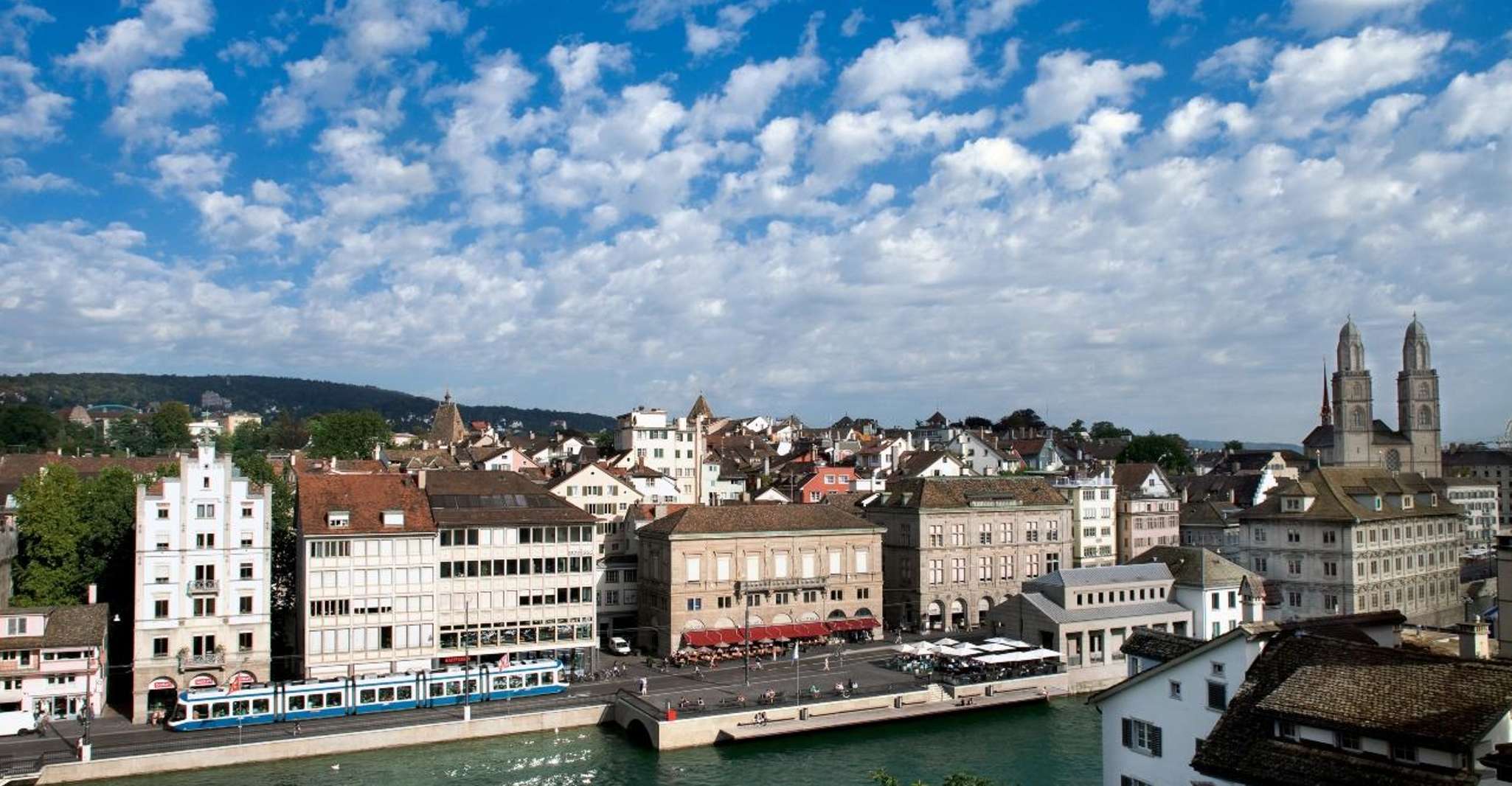 Zurich, Tour en bus avec Audio Guide et Lake Cruise - Hizvo