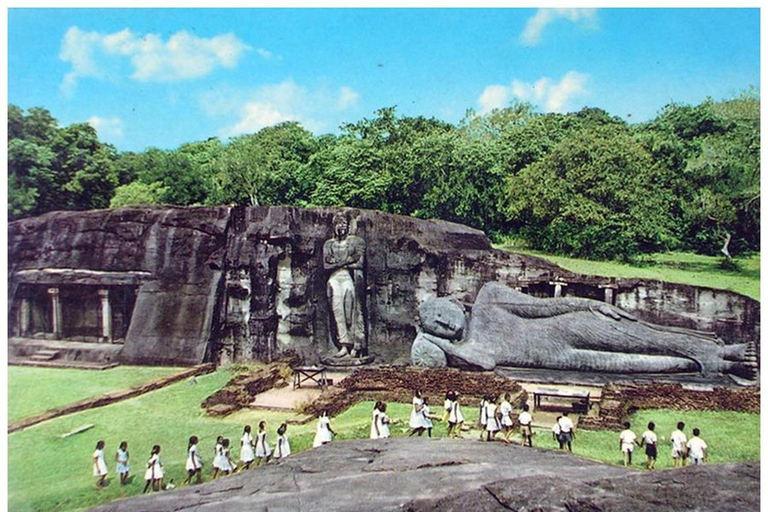 Polonnaruwa to Anuradhapura Transfer with Sightseeing Stops