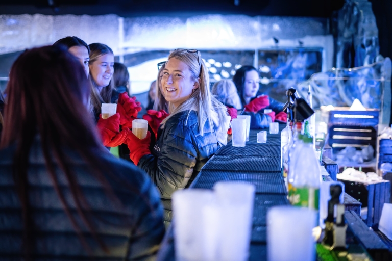 Berlin: wejście do baru lodowego z koktajlem i dwoma drinkami