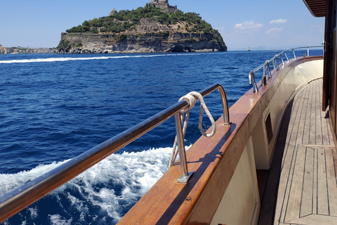 Forio : Tour de l'île d'Ischia en bateau avec déjeuner local et baignade