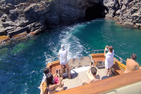 Forio : Tour de l'île d'Ischia en bateau avec déjeuner local et baignade