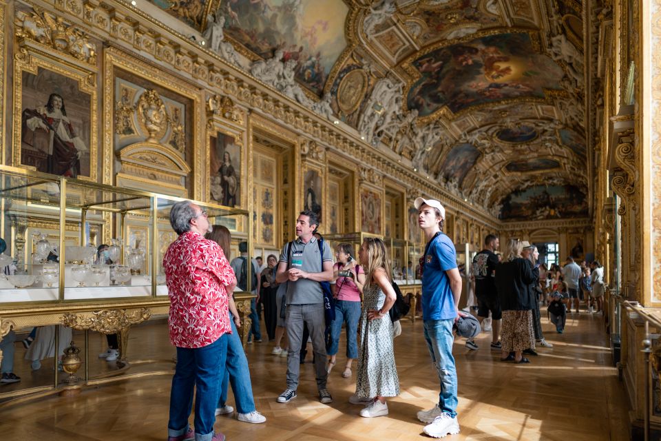 Unusual tour guide of the Louvre museum