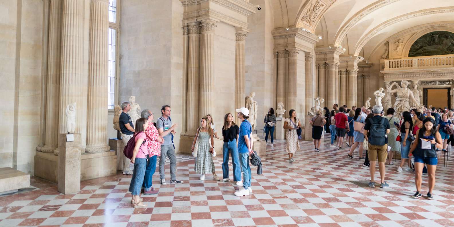 Paris Louvre Museum: Small Group Guided Highlights Tour