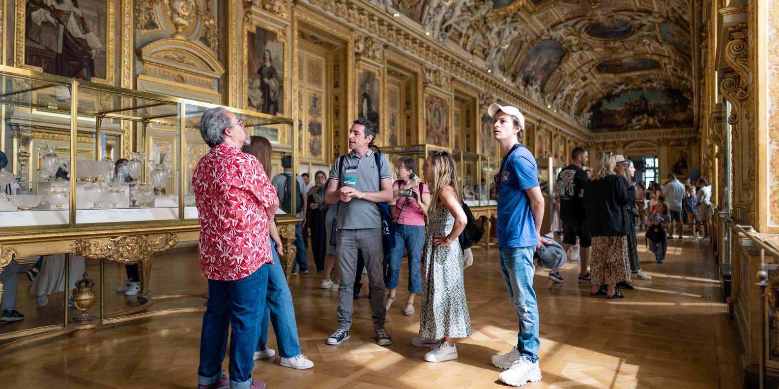 Paris Louvre Museum: Small Group Guided Highlights Tour