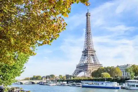 Paris: Audio-guided tour by bus along the Seine