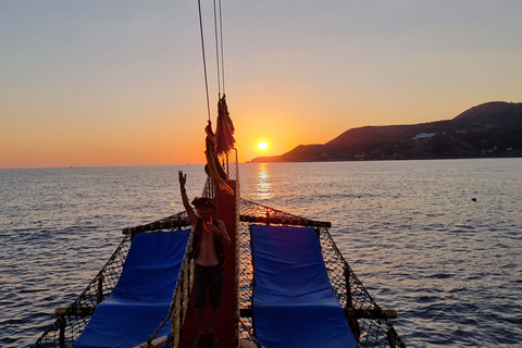 Alanya: Kreuzfahrt bei Sonnenuntergang mit AbendessenTreffen im Hafen von Alanya am Boot