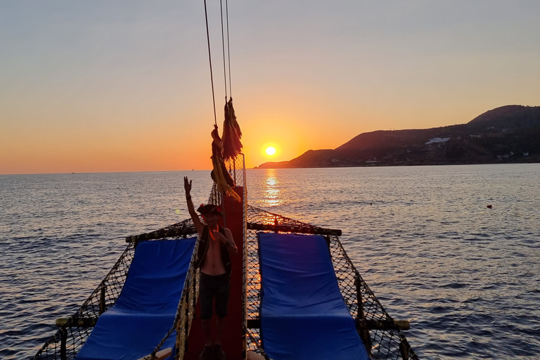 Alanya : Croisière au coucher du soleil avec dînerTransfert depuis les hôtels d'Alanya