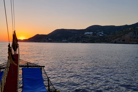 Alanya : Croisière au coucher du soleil avec dînerTransfert depuis les hôtels d'Alanya