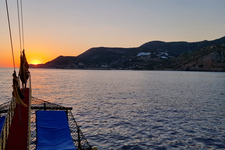 Alanya : Croisière au coucher du soleil avec dînerTransfert depuis les hôtels d'Alanya