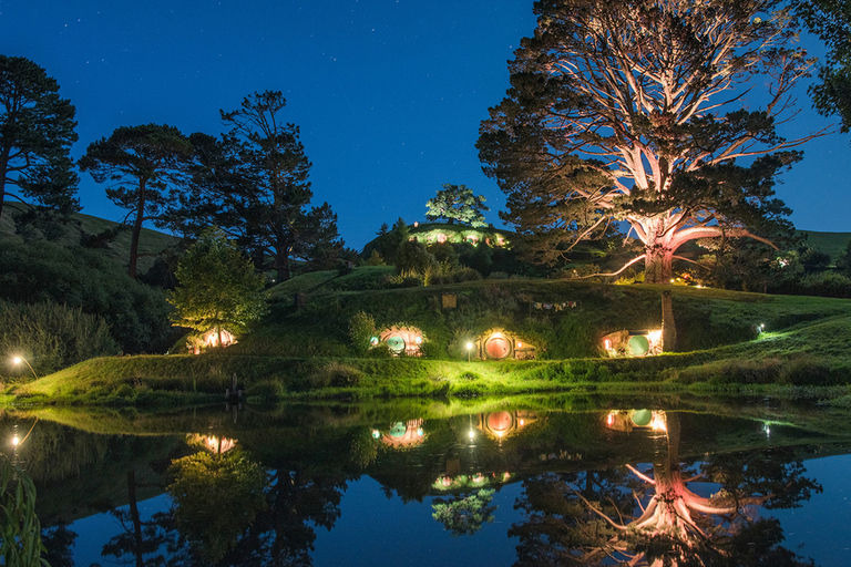 Von Auckland aus: Einweg-Transfer nach Rotorua mit Hobbiton-Tour