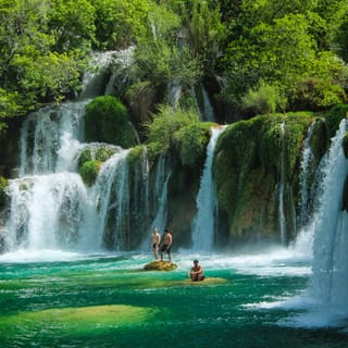 Split: Krka Wasserfälle Tour mit Boot, Schwimmen & Freizeit
