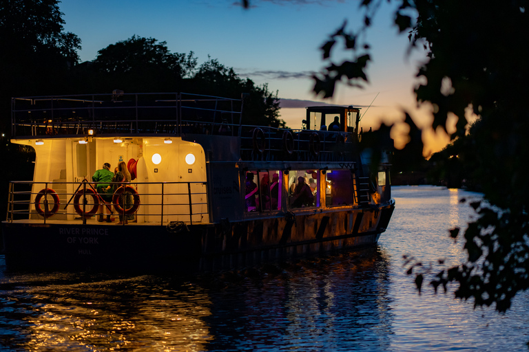 York: Party Cruise med välkomstdrink, middag och DJ-musik