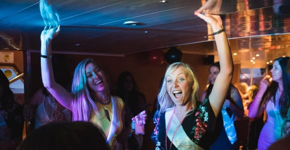 York: Party-Kreuzfahrt mit Drink, Abendessen und DJ