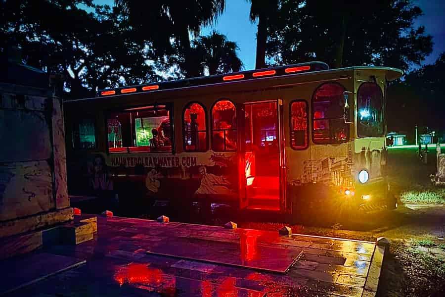 Clearwater: Gespenstische Geschichtstour mit einem alten Trolleybus. Foto: GetYourGuide