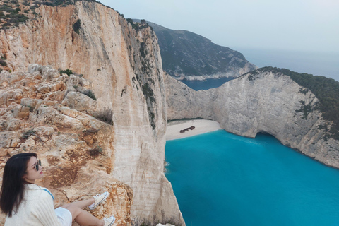 Zakynthos: excursão de um dia à praia dos naufrágios por terra e às cavernas azuis do marTour em pequenos grupos