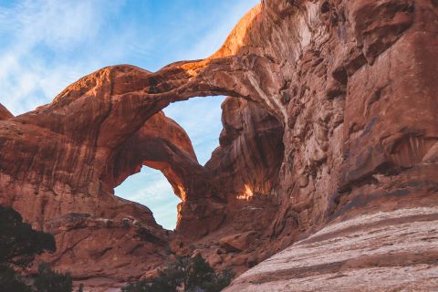 From Moab: Arches National Park Private Sunrise Hiking Tour