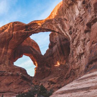 From Moab: Arches National Park Private Sunrise Hiking Tour