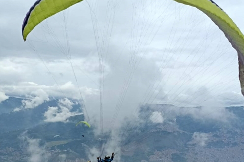 Medellín: Paragliding in den Kolumbianischen AndenMedellín: Paragliding in den Anden mit Treffpunkt