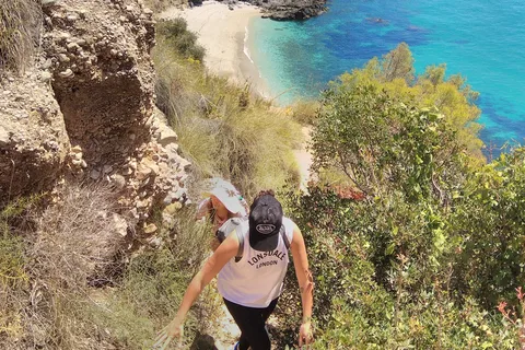Ab Malaga: Wanderung zu den Klippen von Maro mit Strandbesuch und Schnorcheln