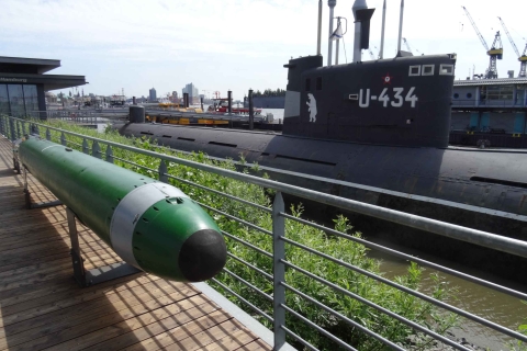 Visite privée du musée U-Boot et de l'histoire de la guerre à Hambourg3 heures : Musée des U-Boot, visite à pied de la Seconde Guerre mondiale et transferts