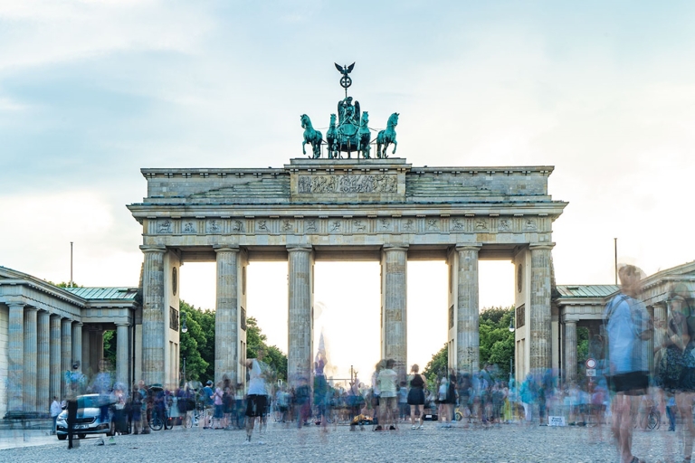 Berlín: tour a pie privado de medio día con guía localTour privado de medio día por Berlín con un guía local