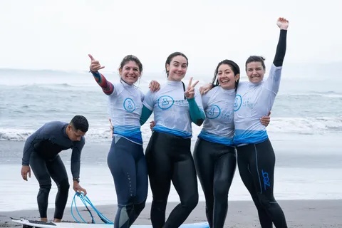 Lima: Aula de surf para principiantes e avançados com equipamento