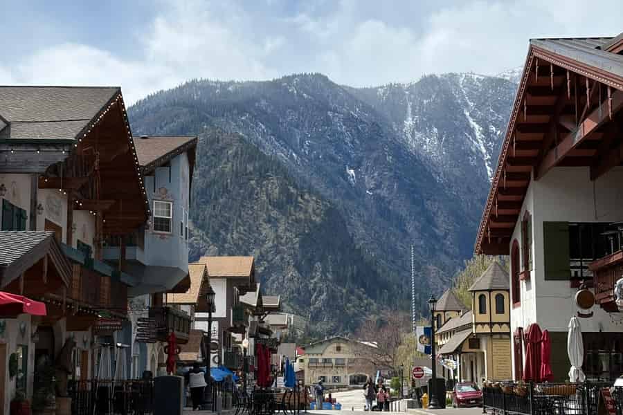 Leavenworth: Tour durch ein bayerisches Dorf, zu Bergen, Wasserfällen und Seen. Foto: GetYourGuide Leavenworth: Tour durch ein bayerisches Dorf, zu Bergen, Wasserfällen und Seen. Foto: GetYourGuide