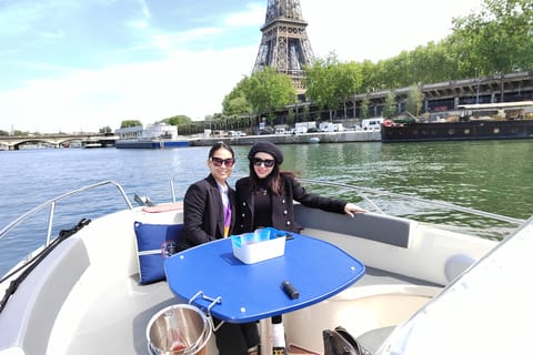 Paris: Heart of Paris Private Boat Tour
