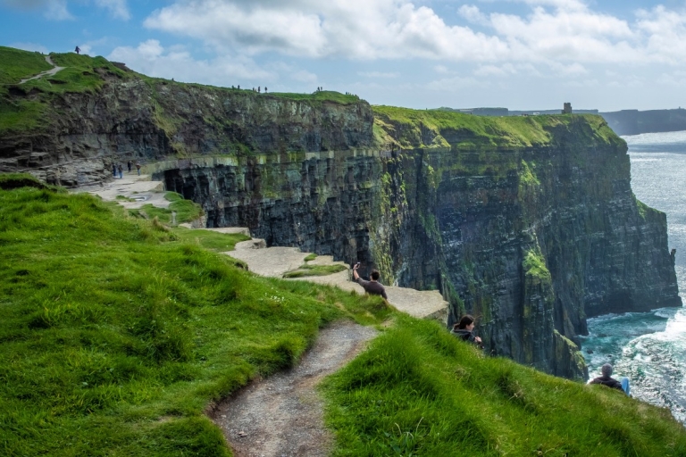 From Dublin: Cliffs of Moher, Kilmacduagh, and Galway Tour Tour in Spanish