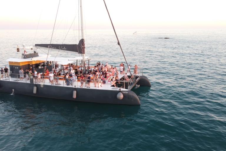 Chiclana de la Fra: tour en catamarán por la costa de Sancti PetriCrucero que pasa por la playa de La Barrosa
