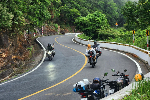 Explora el Paso y la Cascada de Hai Van en moto