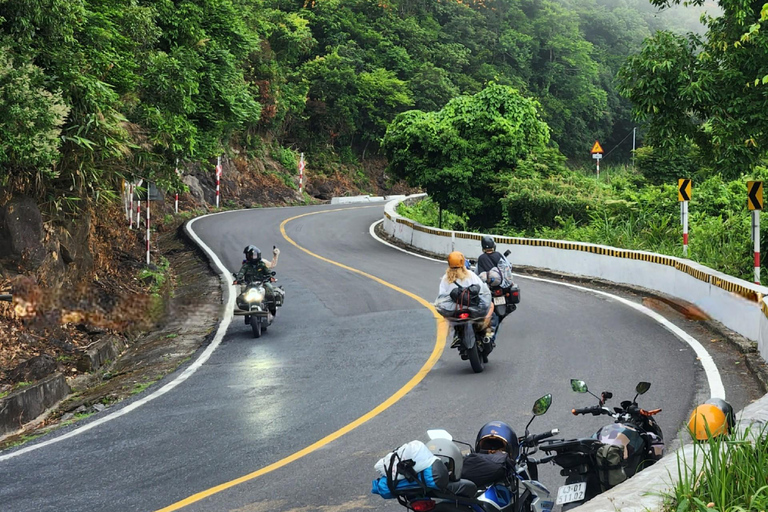 Explora el Paso y la Cascada de Hai Van en moto