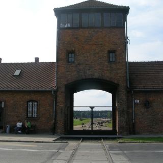 Krakovasta: Auschwitz-Birkenau opastettu kierros lounaalla