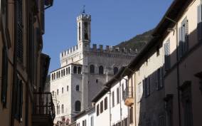 Gubbio: Old Town Guided Walking Tour with Piazza Grande