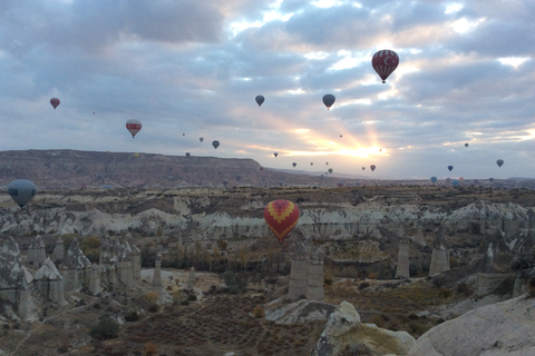 Excursión panorámica en globo aerostático por Capadocia