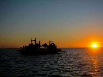 Boracay: Sunset Cruise with Water Activities