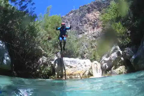 Rio Verde: Tour guiado de Canyoning com refrigerante
