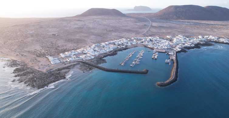 Lanzarote: ferry de ida y vuelta a La Graciosa con wifi
