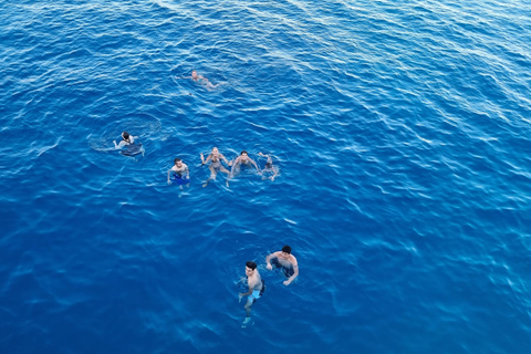 Alanya: Passeio de barco relaxante com almoço e nataçãoTraslado dos hotéis