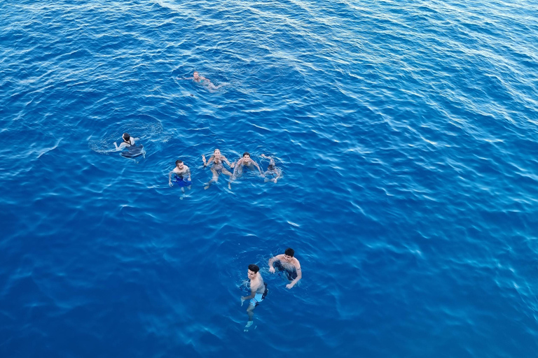 Alanya: Passeio de barco relaxante com almoço e nataçãoTraslado dos hotéis