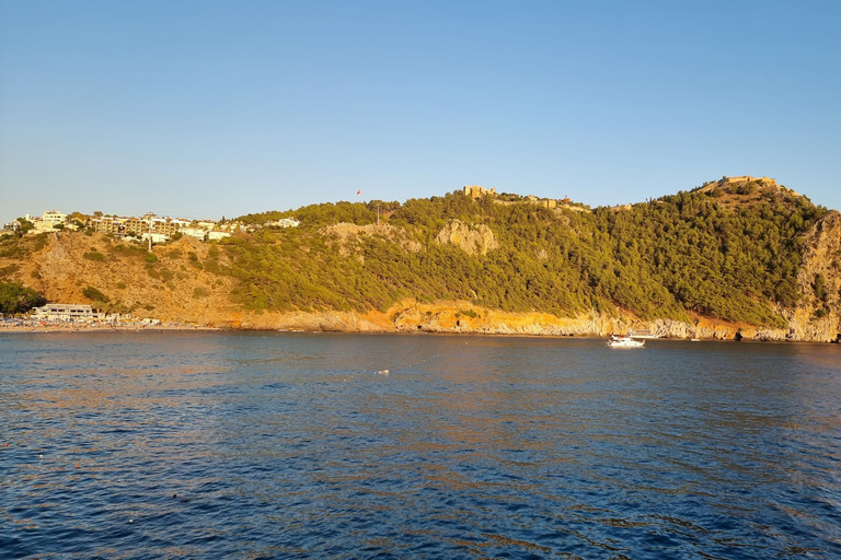 Alanya: Passeio de barco relaxante com almoço e nataçãoTraslado dos hotéis