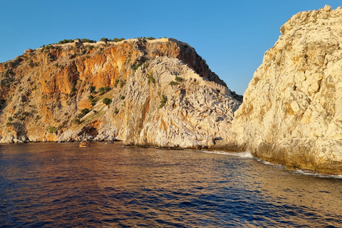 Alanya: Passeio de barco relaxante com almoço e nataçãoTraslado dos hotéis