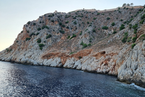 Alanya: Passeio de barco relaxante com almoço e nataçãoTraslado dos hotéis