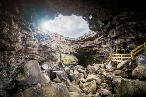 Reykjavik : grotte de lave, thermes et cascadesReykjavik: visite de la grotte de lave, des sources chaudes et des cascades